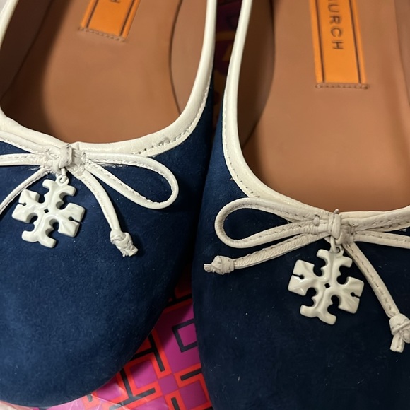 Tory Burch Logo Charm Ballet Flats - Picture 10 of 14
